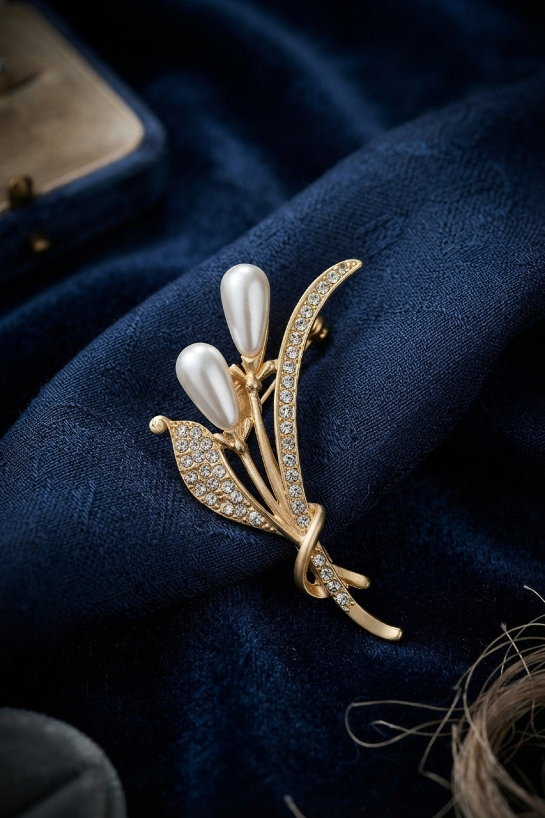 Gold Renk İncili Model Zirkon Taşlı Broş - Lisinya Gold Renk İncili Model Zirkon Taşlı Broş - Lisinya