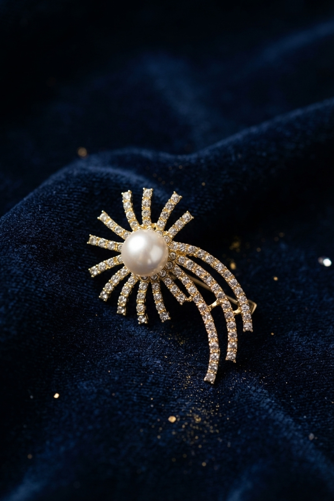 Gold Renk Zirkon Taşlı Halley Model Broş - Lisinya Gold Renk Zirkon Taşlı Halley Model Broş - Lisinya