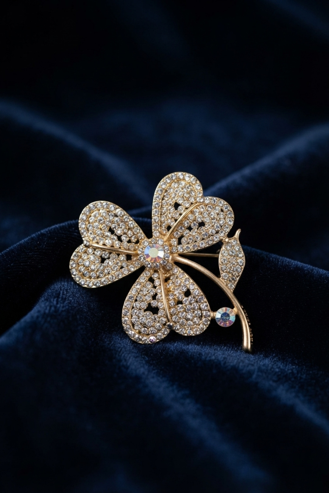 Gold Renk Zirkon Taşlı Yonca Model Broş - Lisinya Gold Renk Zirkon Taşlı Yonca Model Broş - Lisinya
