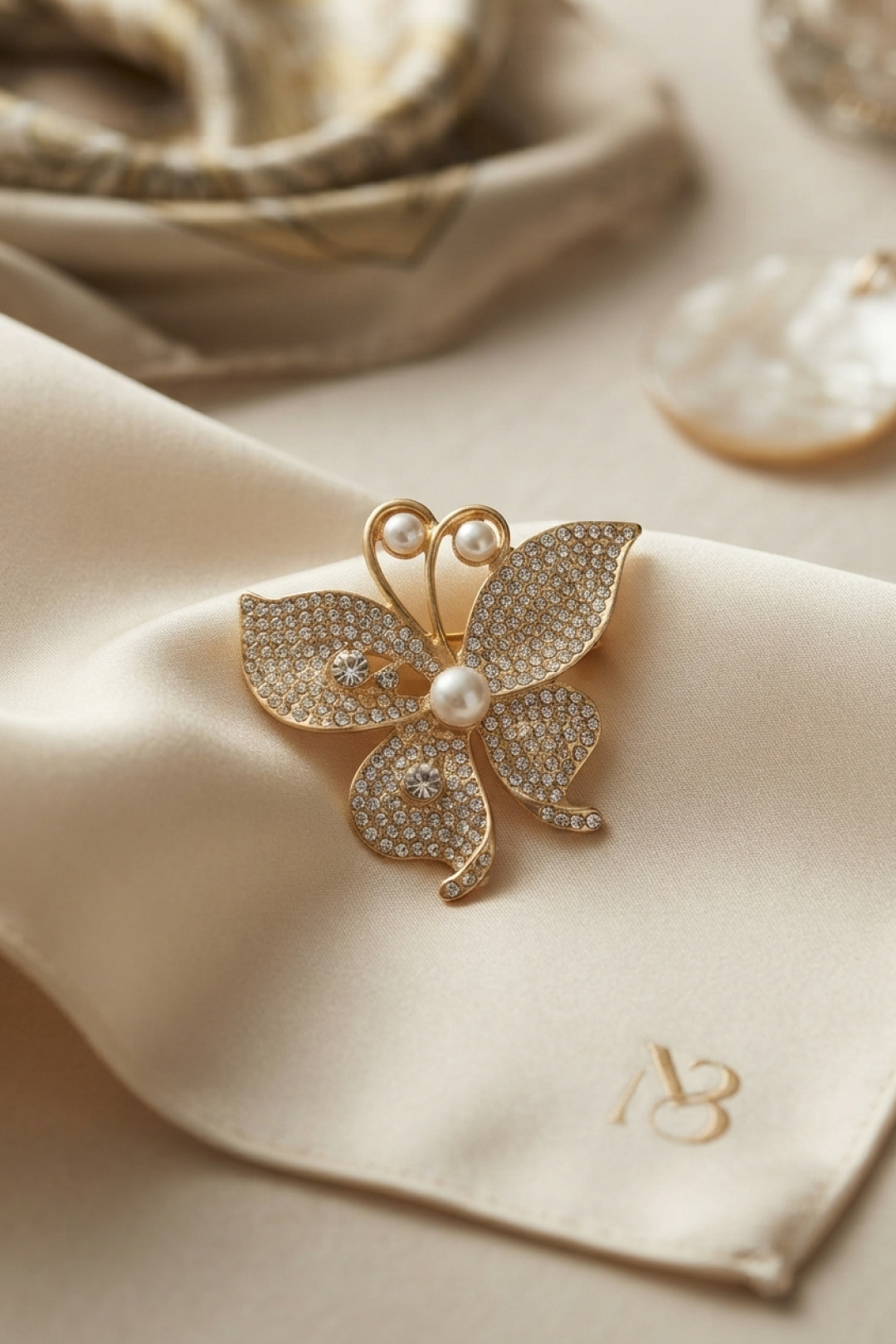 Zirkon Taşlı Gold Renk Kelebek Model Broş - Lisinya