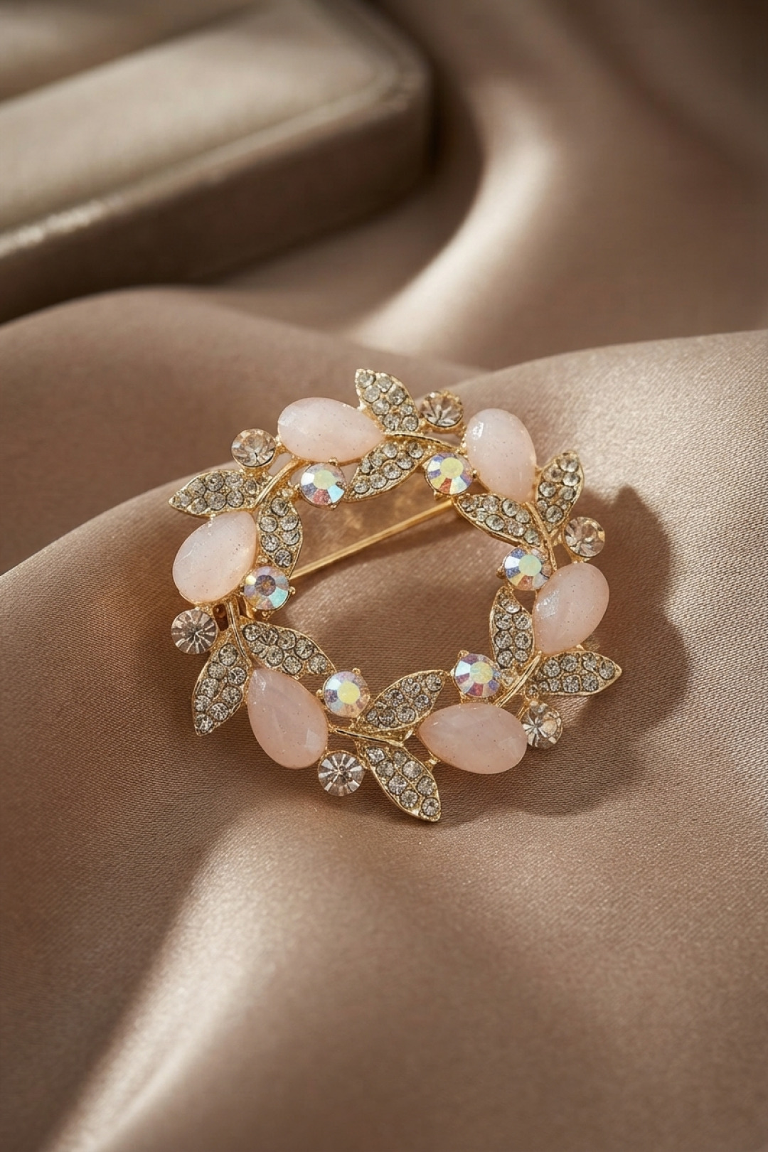Gold Pembe Detaylı Zirkon Taşlı Broş - Lisinya Gold Pembe Detaylı Zirkon Taşlı Broş - Lisinya