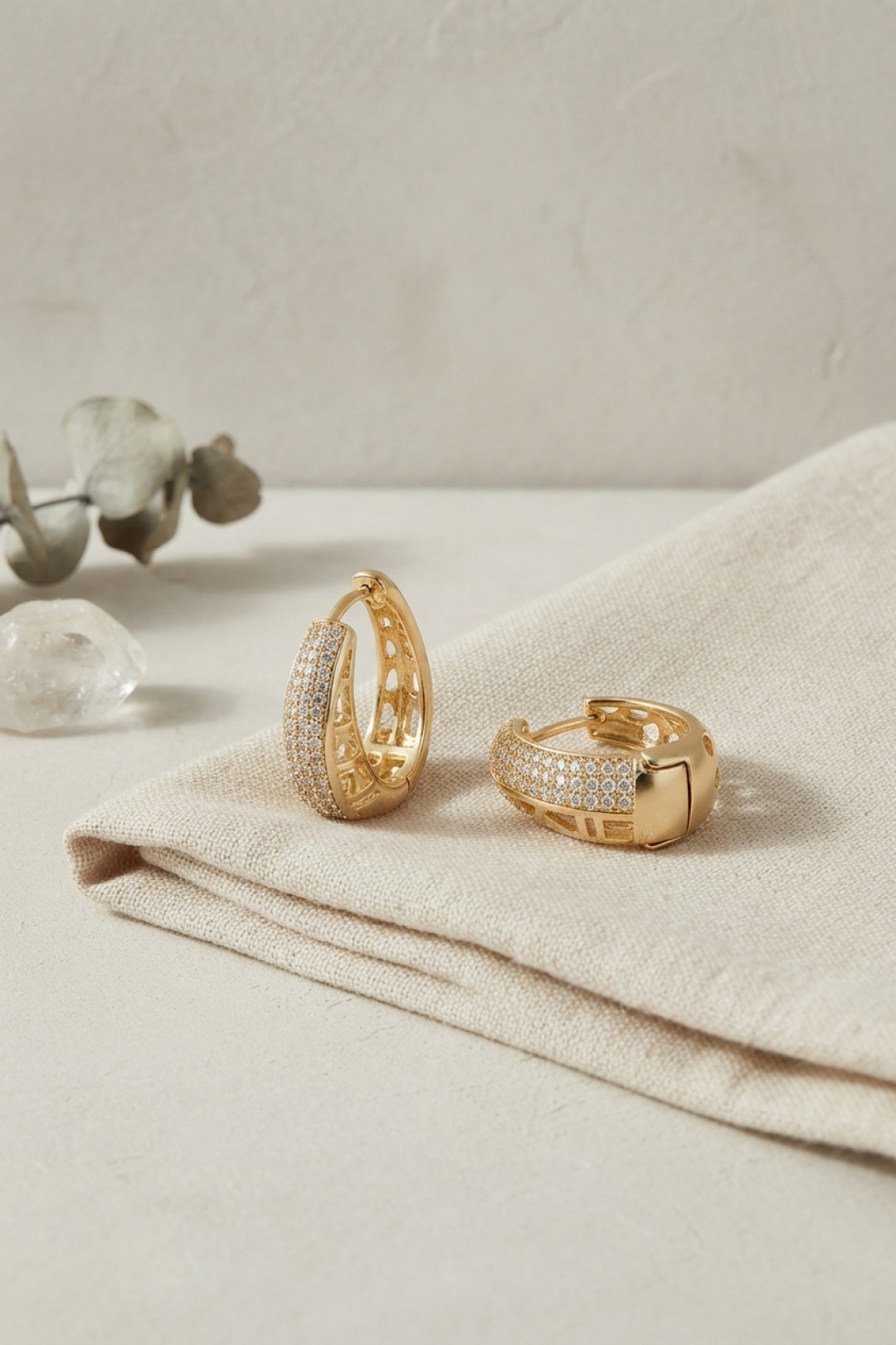 Gold Renk Zirkon Taşlı ve Motif Detaylı Damla Halka Model Kadın Küpe - Lisinya