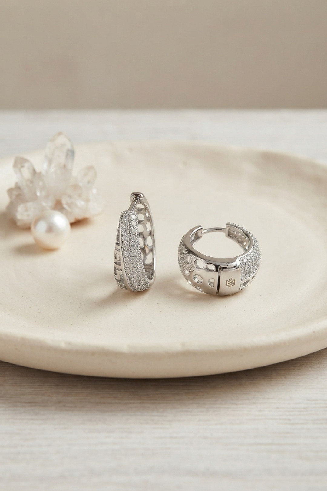 Gümüş Renk Zirkon Taşlı ve Motif Detaylı Damla Halka Model Kadın Küpe - Lisinya Gümüş Renk Zirkon Taşlı ve Motif Detaylı Damla Halka Model Kadın Küpe - Lisinya