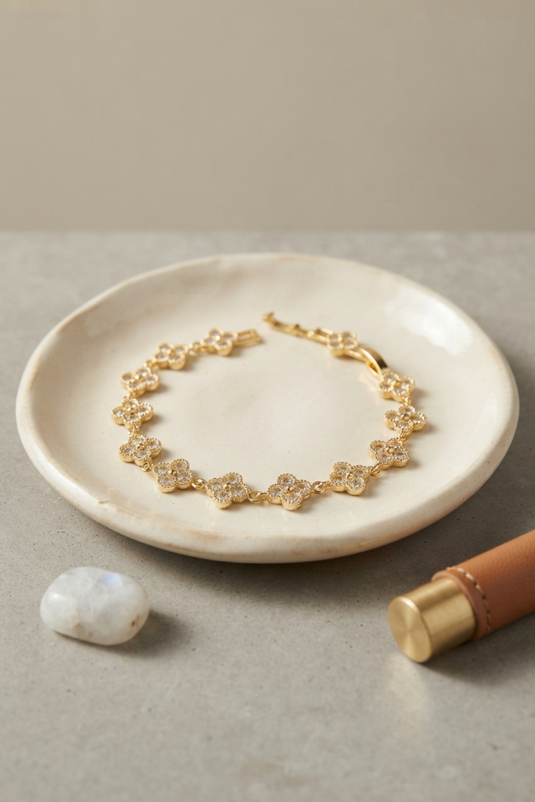 Gold Renk Zirkon Taşlı Yonca Model Kadın Bileklik - Lisinya