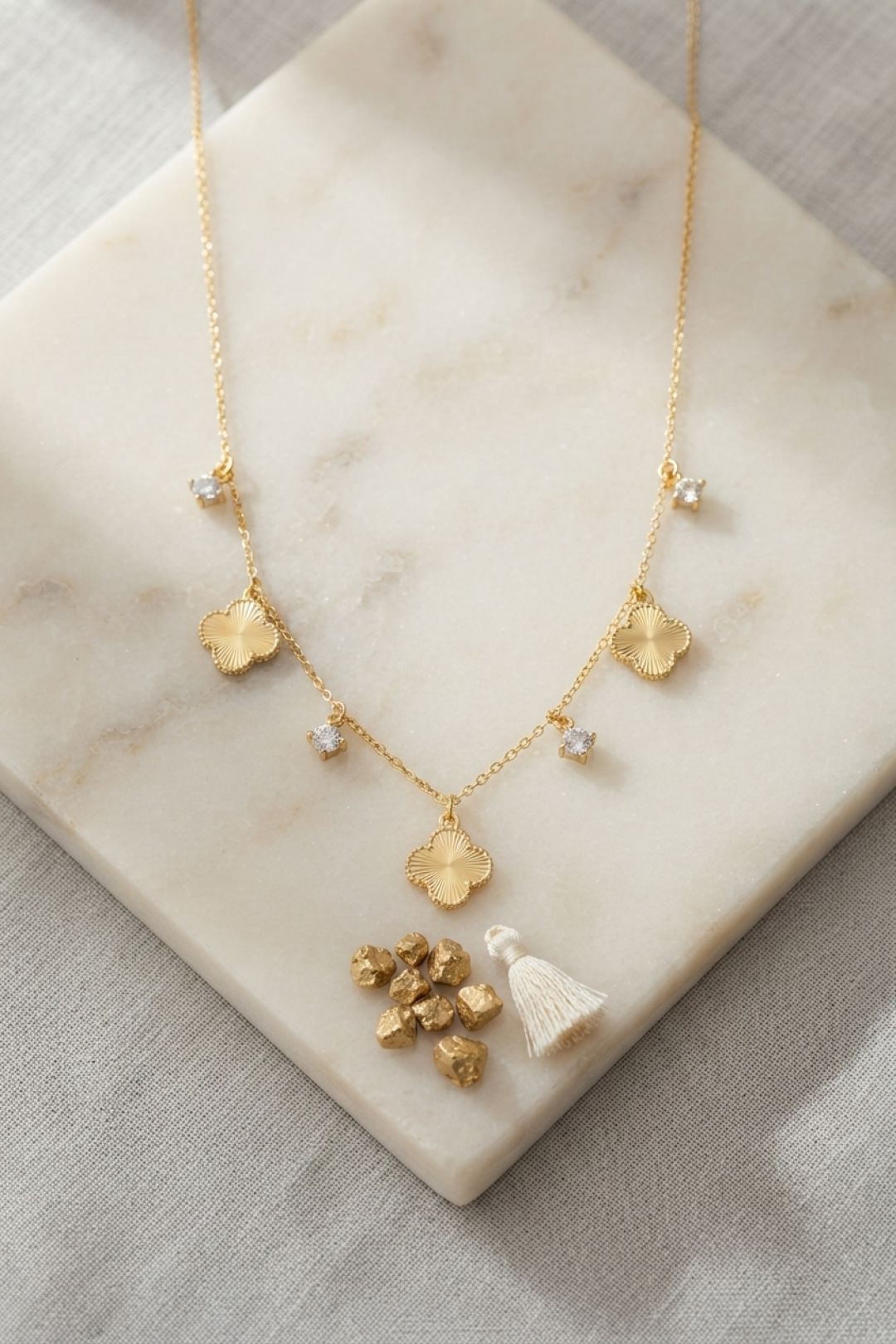 Pirinç Gold Renk Zirkon Taşlı Yonca Model Kadın Kolye - Lisinya