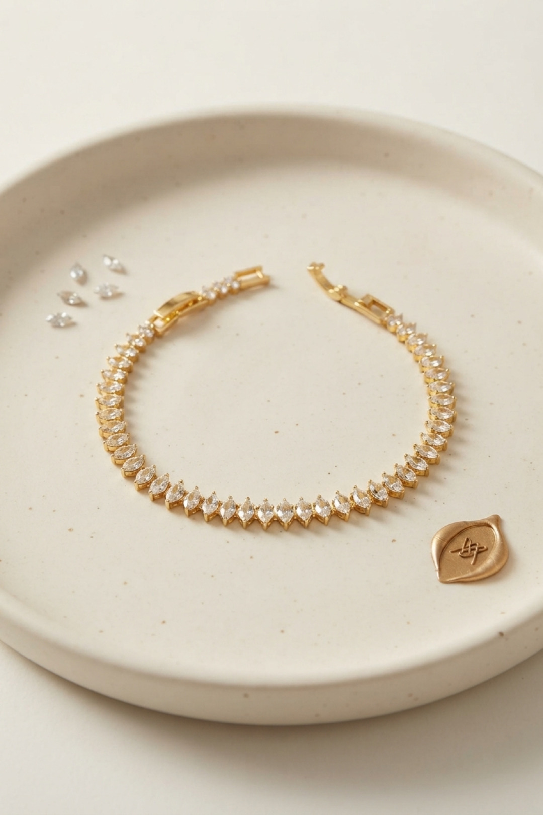Pirinç Gold Renk Arpa Zirkon Taşlı Su Yolu Kadın Bileklik - Lisinya