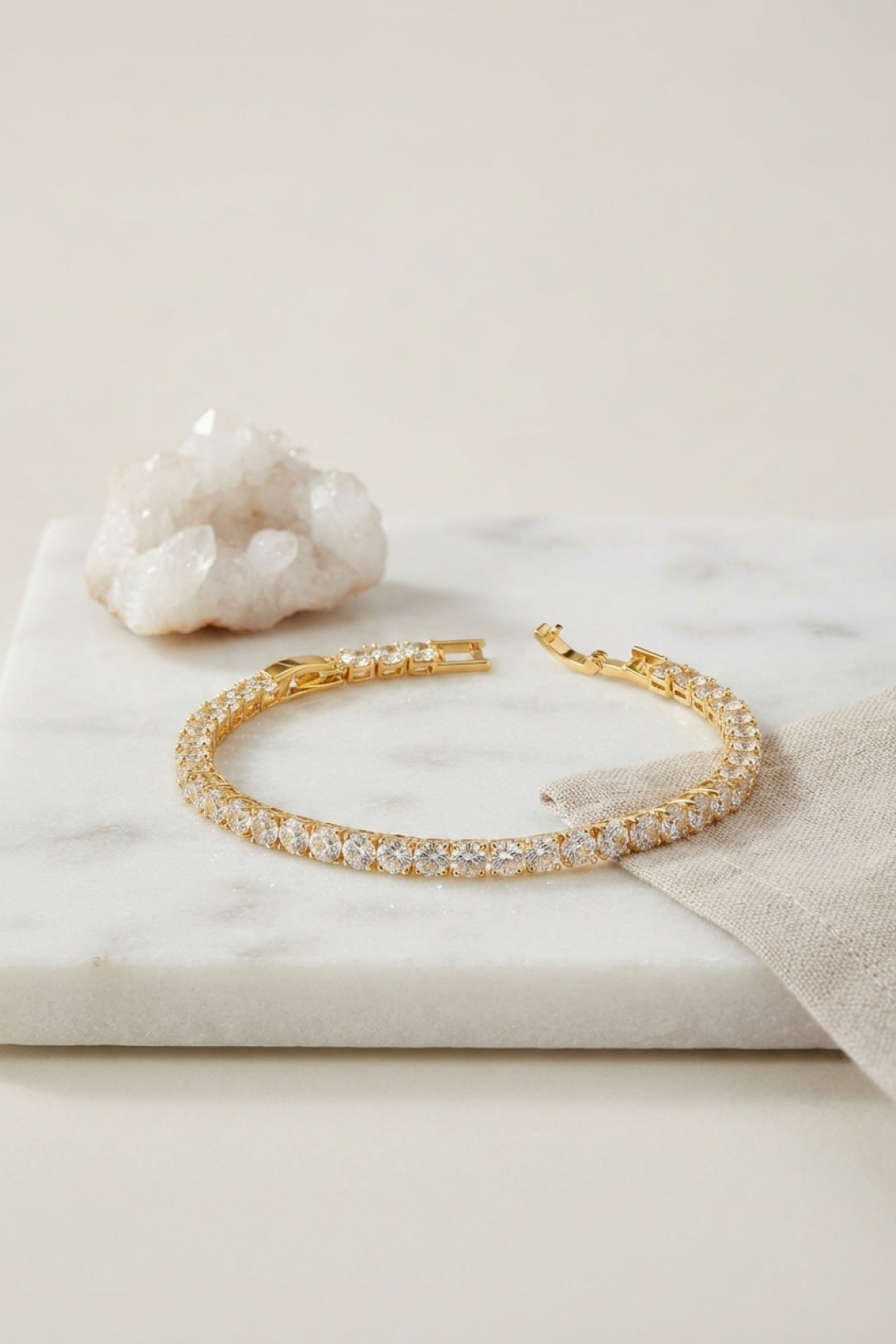 Pirinç Gold Renk Zirkon Taşlı Su Yolu Kadın Bileklik - Lisinya