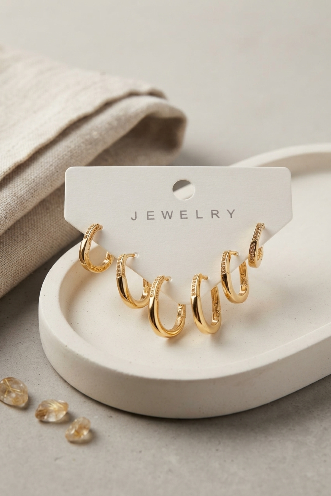 Gold Renk Zirkon Taşlı Pirinç İnce Kare Halka Model Kadın Küpe Seti - Lisinya Gold Renk Zirkon Taşlı Pirinç İnce Kare Halka Model Kadın Küpe Seti - Lisinya