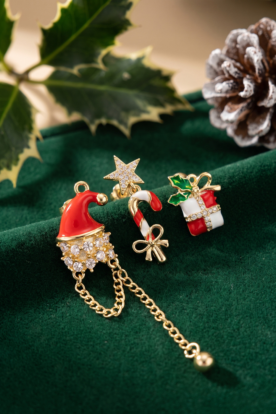 Gold Noel Baba Şapkalı Zirkon Taşlı Yılbaşı Küpe - Lisinya