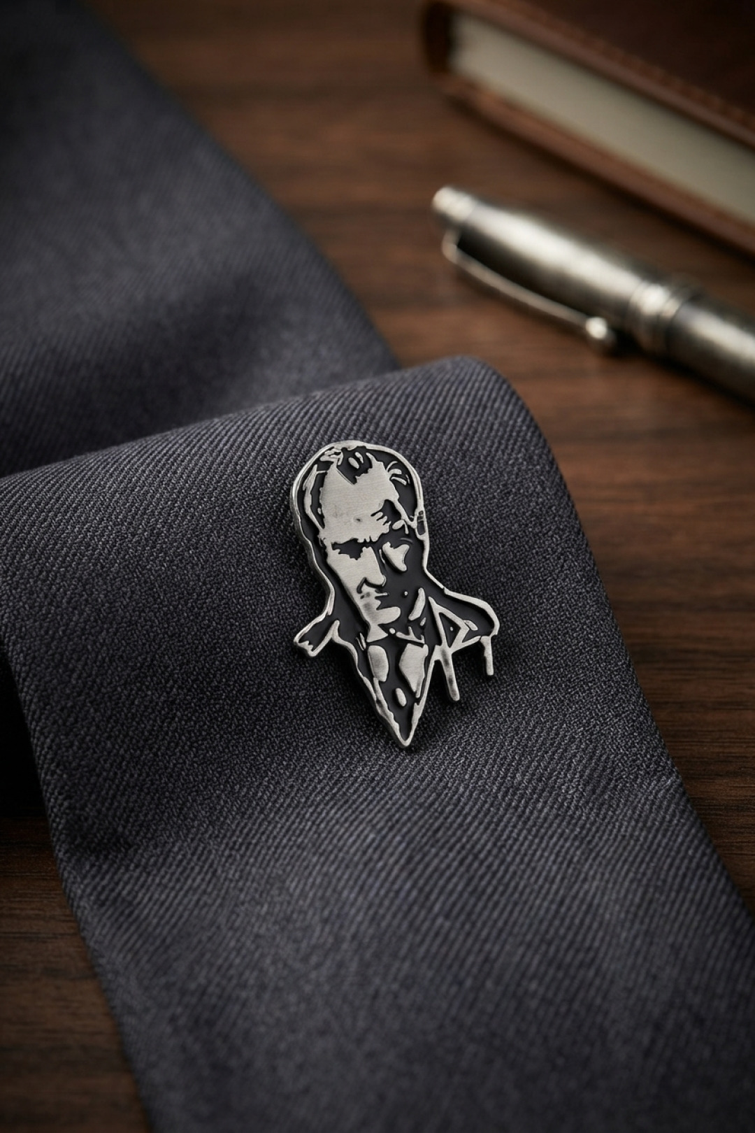 Atatürk Porte Gümüş Renk Pirinç Broş - Lisinya Atatürk Porte Gümüş Renk Pirinç Broş - Lisinya
