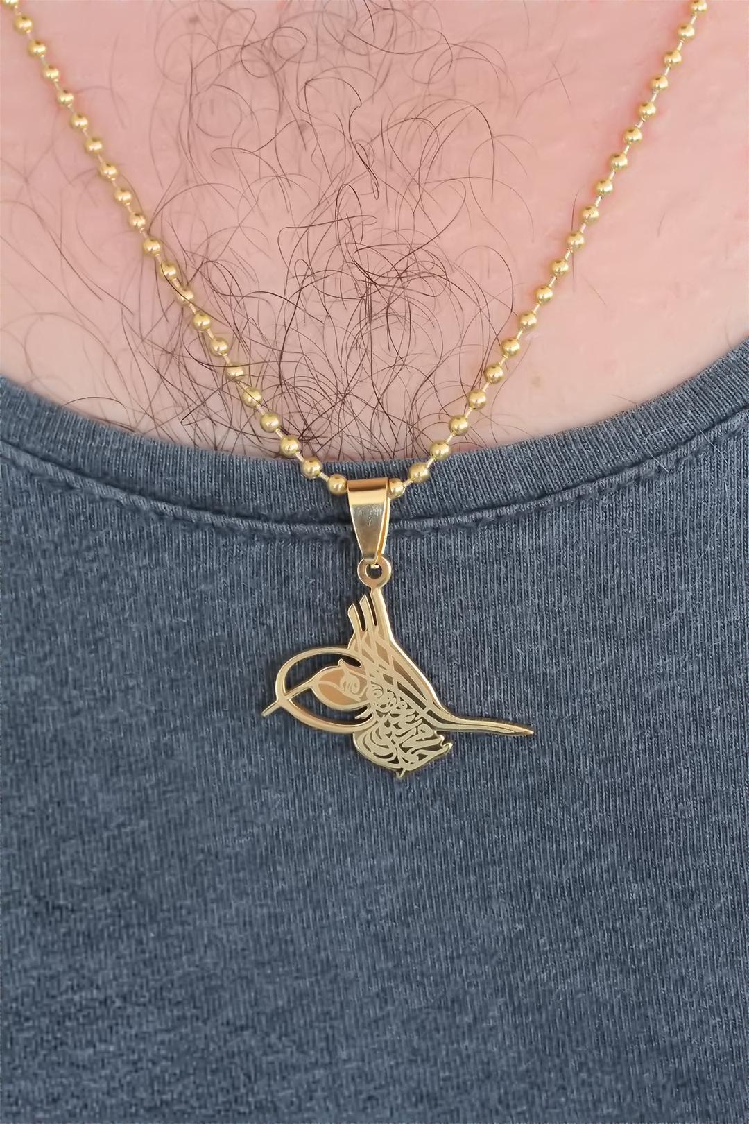 Gold Renk Metal Osmanlı Tuğra Figürlü Erkek Kolye - Lisinya Gold Renk Metal Osmanlı Tuğra Figürlü Erkek Kolye - Lisinya