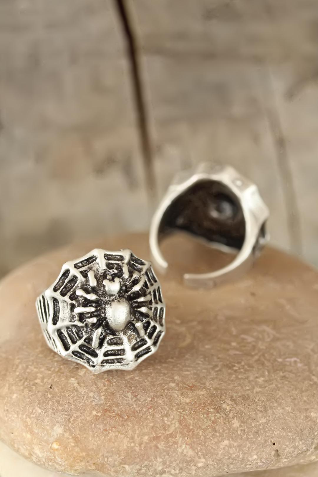 Eskitme Gümüş Renk Örümcek Figürlü Erkek Ayarlamalı Yüzük - Lisinya Eskitme Gümüş Renk Örümcek Figürlü Erkek Ayarlamalı Yüzük - Lisinya