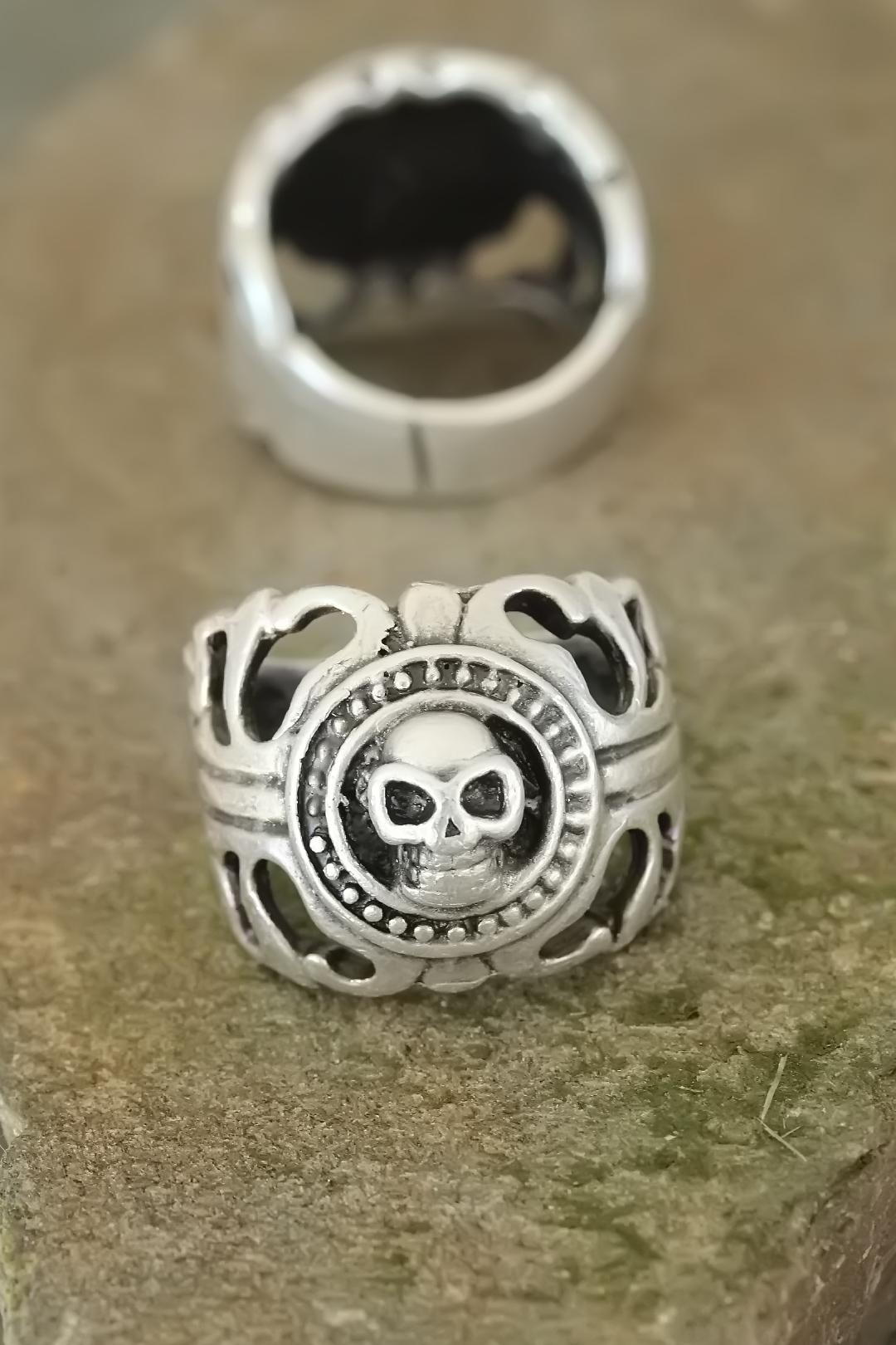 Eskitme Gümüş Renk Metal Kuru Kafa Tasarım Ayarlamalı Erkek Yüzük - Lisinya Eskitme Gümüş Renk Metal Kuru Kafa Tasarım Ayarlamalı Erkek Yüzük - Lisinya