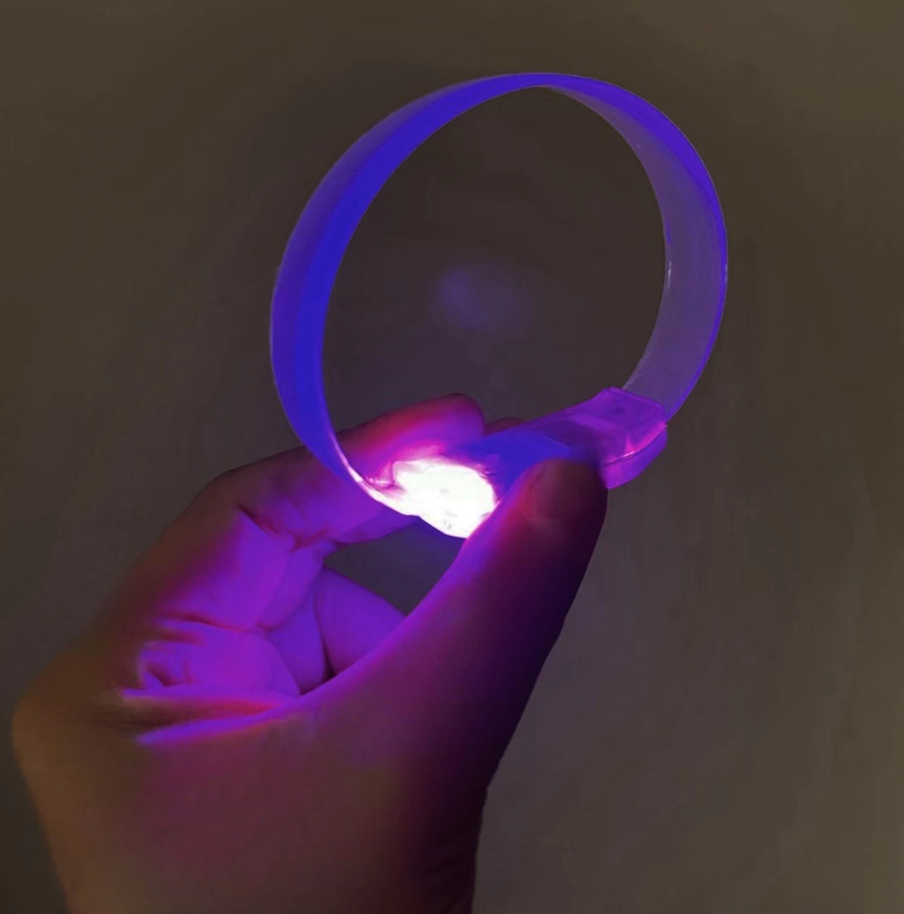 3 Modlu Pilli Led Işıklı Esnek Parti Bilekliği Mor - Lisinya 3 Modlu Pilli Led Işıklı Esnek Parti Bilekliği Mor - Lisinya