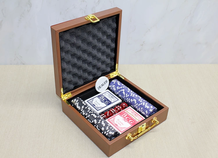 Deri Çantalı 100 Chip Ve 2 Adet İskambil Kağitına Sahip Poker Oyunu Alk4228 - Lisinya