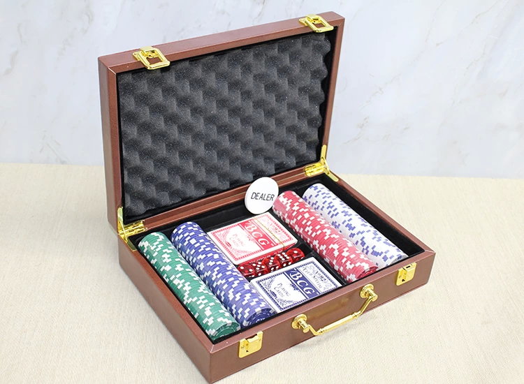 Deri Çantalı 200 Chip Ve 2 Adet İskambil Kağitına Sahip Poker Oyunu Alk4229 - Lisinya