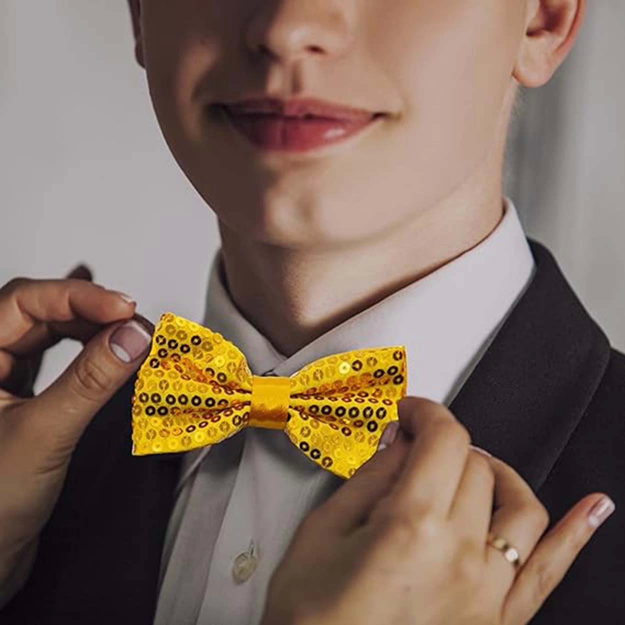 Gece Işıltısı Altın Payetli Pullu Papyon 7x2 Cm - Lisinya