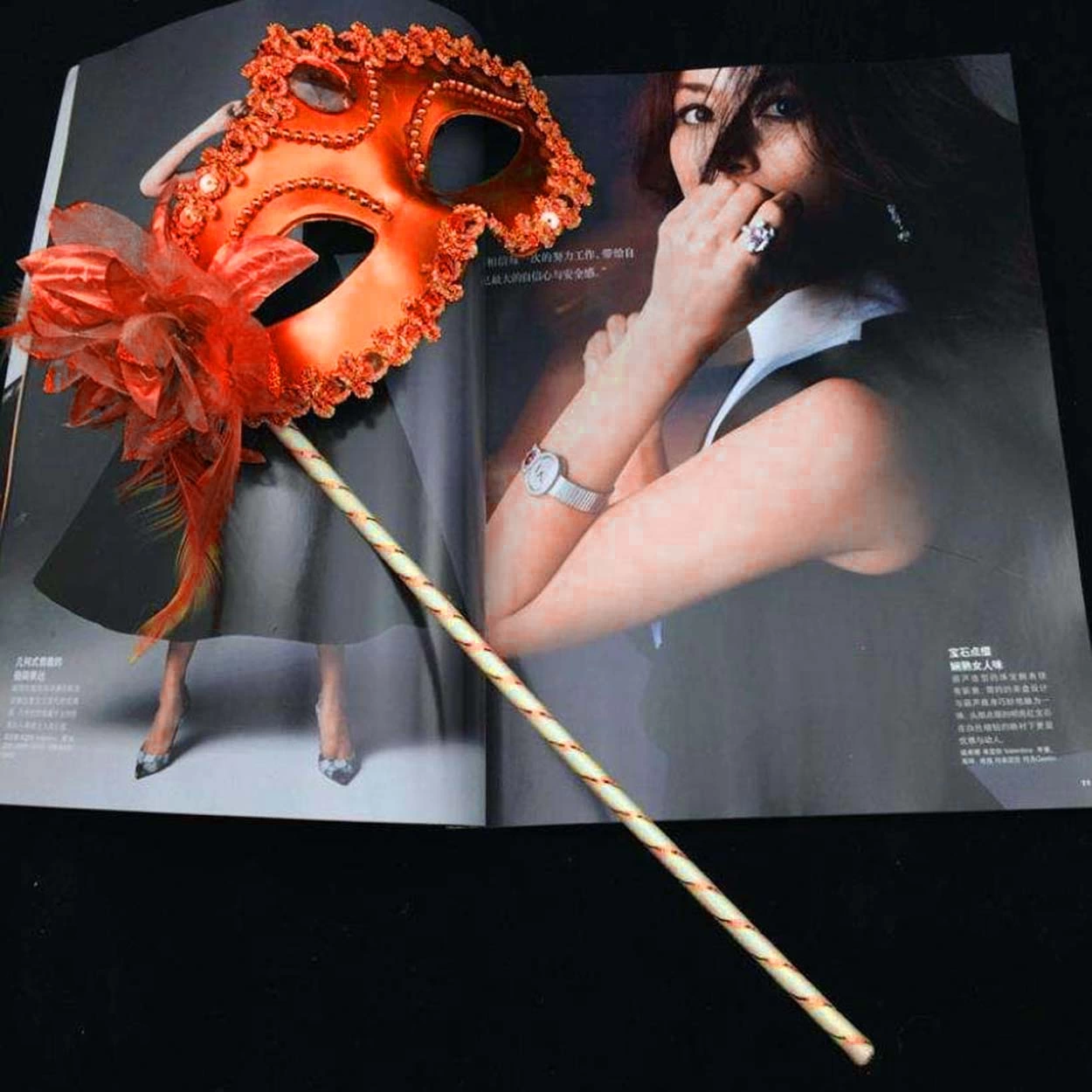 Kırmızı Işıltılı Tutmalı Fotoğraf Çekimi Maskesi 18x29 Cm - Lisinya Kırmızı Işıltılı Tutmalı Fotoğraf Çekimi Maskesi 18x29 Cm - Lisinya