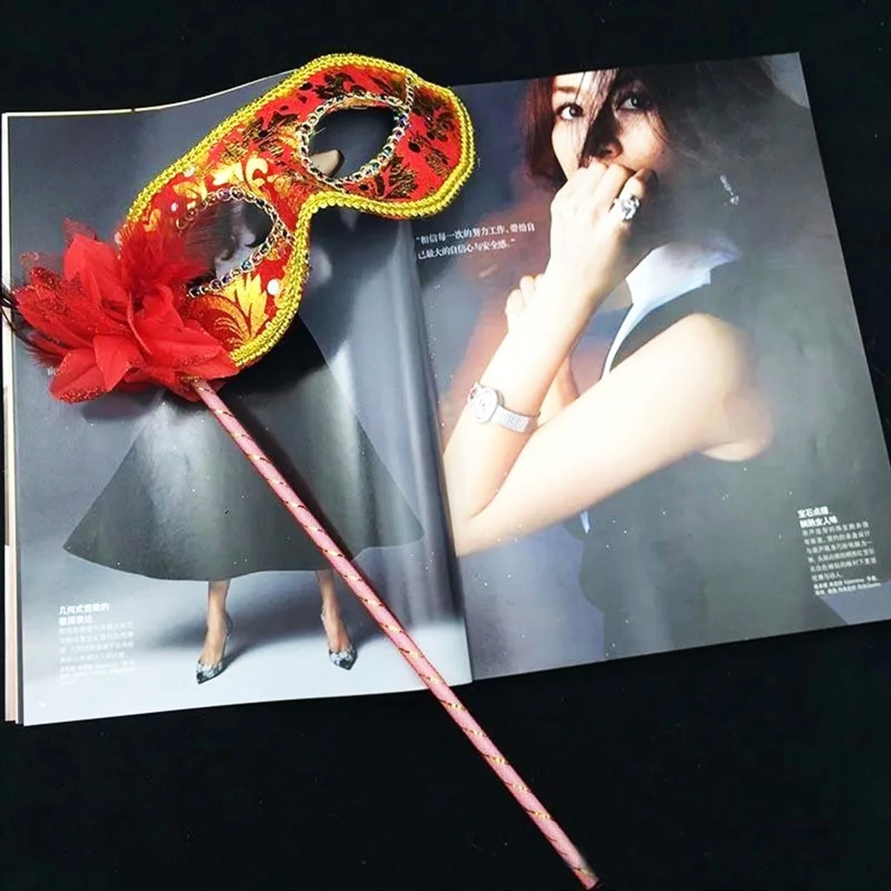 Lüks Taşlı Saplı Maskeli Balo Maskesi Kırmızı Renk 35 Cm - Lisinya Lüks Taşlı Saplı Maskeli Balo Maskesi Kırmızı Renk 35 Cm - Lisinya