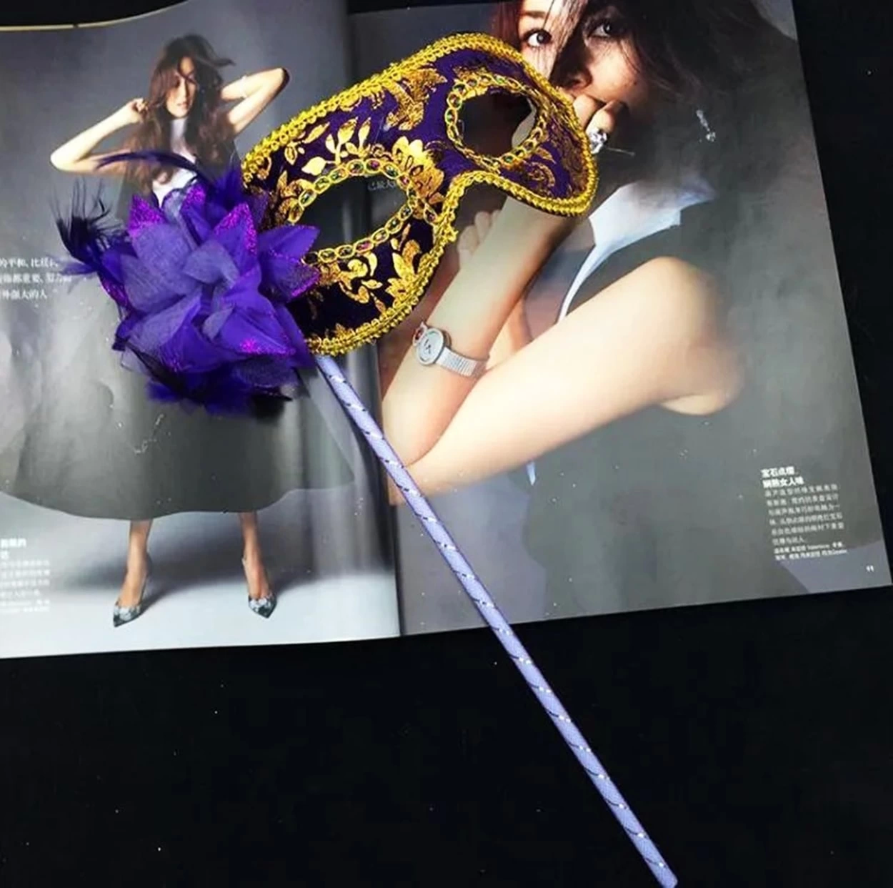Lüks Taşlı Saplı Maskeli Balo Maskesi Mor Renk 35 Cm - Lisinya Lüks Taşlı Saplı Maskeli Balo Maskesi Mor Renk 35 Cm - Lisinya