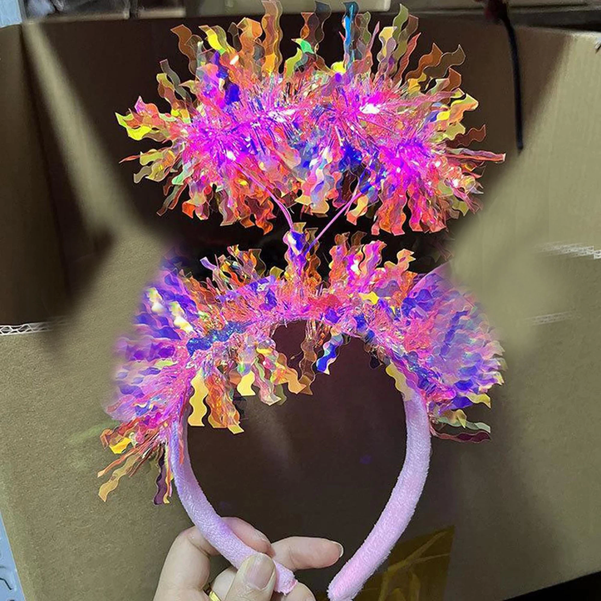 Pembe Renk Pembe Işıltılı Püsküllü Led Işıklı Parlak Hologramlı Taç 25x12 Cm - Lisinya Pembe Renk Pembe Işıltılı Püsküllü Led Işıklı Parlak Hologramlı Taç 25x12 Cm - Lisinya