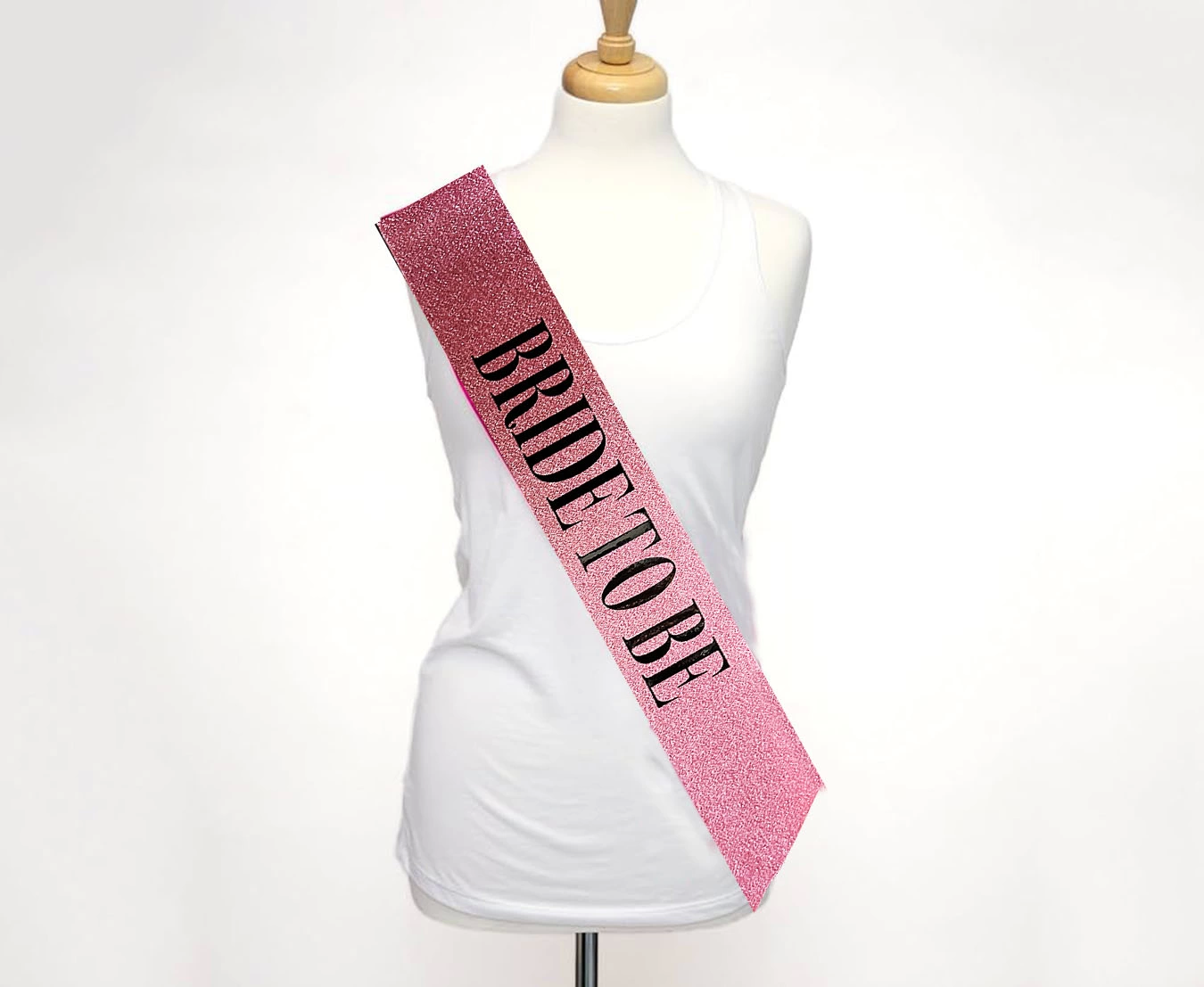 Pembe Üzeri Siyah Büyük Bride To Be Yazılı Simli Işıltılı Kuşak Kemer 10 Cm Genişlik - Lisinya Pembe Üzeri Siyah Büyük Bride To Be Yazılı Simli Işıltılı Kuşak Kemer 10 Cm Genişlik - Lisinya