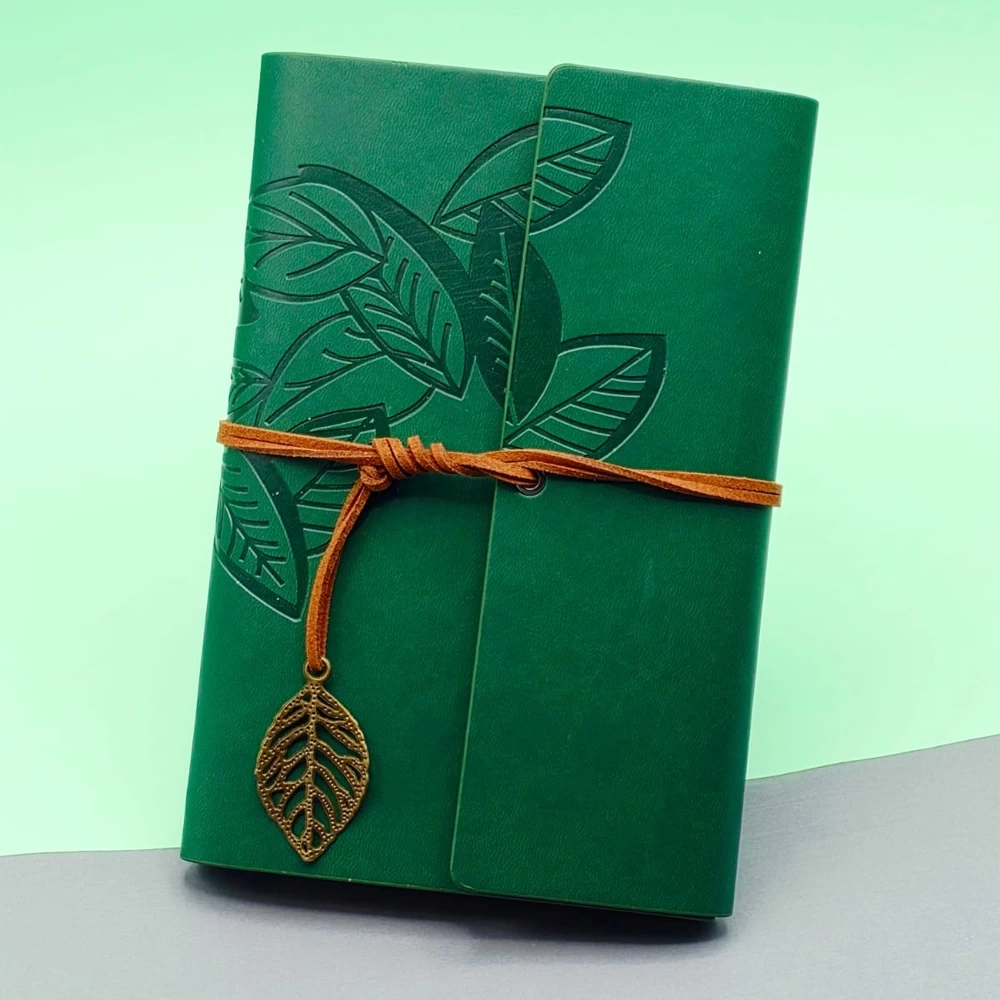 Yeşil Deri Kapaklı Yaprak Desenli Defter - Lisinya Yeşil Deri Kapaklı Yaprak Desenli Defter - Lisinya