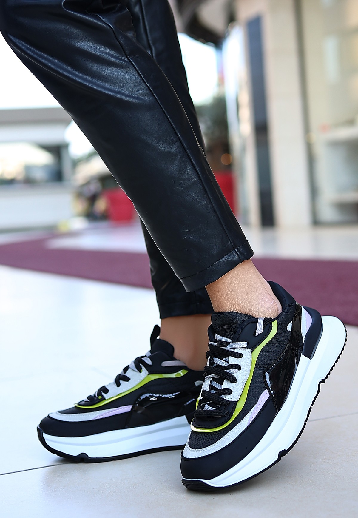 Aleh Siyah Cilt Lila Detaylı Spor Ayakkabı - Lisinya