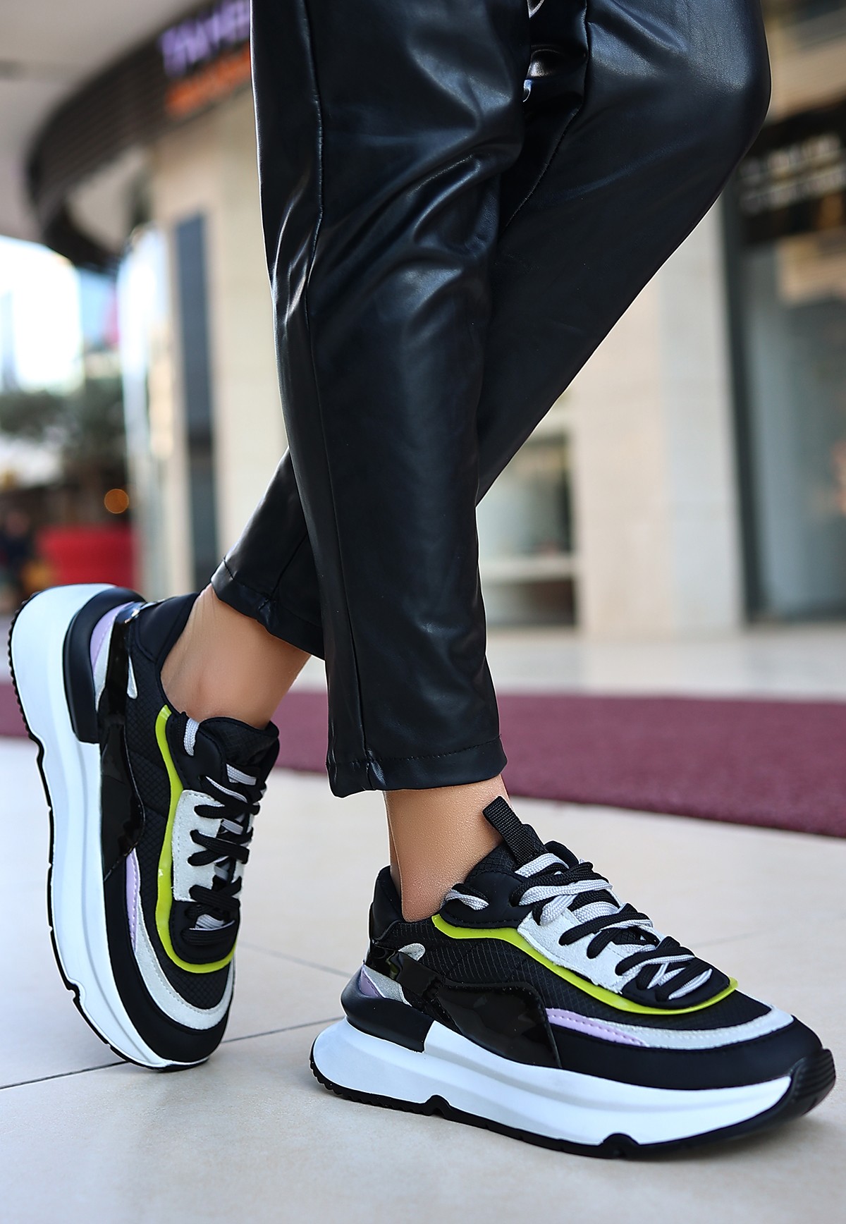 Aleh Siyah Cilt Lila Detaylı Spor Ayakkabı - Lisinya