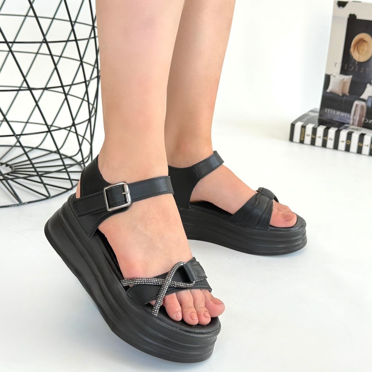 Luno Siyah Cilt Kemerli Sandalet - Lisinya Luno Siyah Cilt Kemerli Sandalet - Lisinya