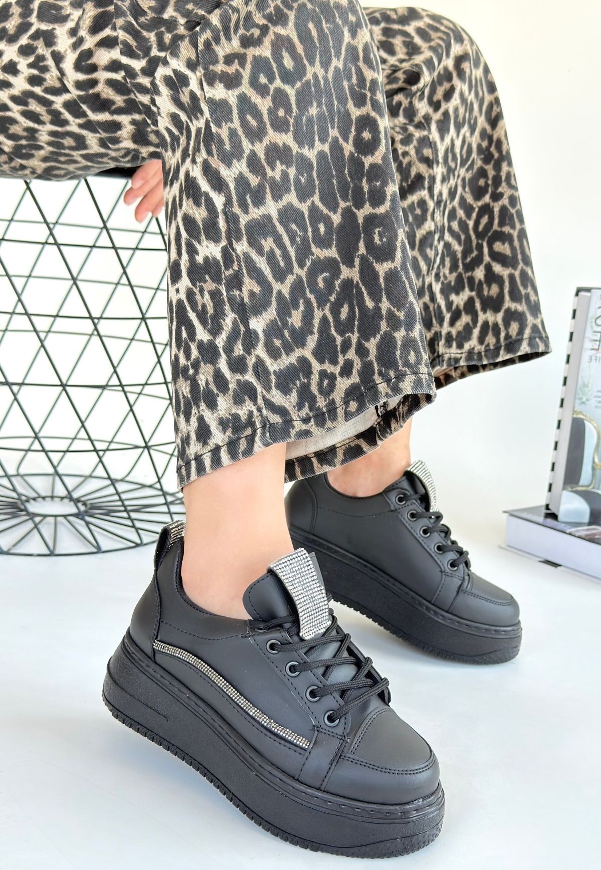 Leope Siyah Cilt Bağcıklı Spor Ayakkabı - Lisinya Leope Siyah Cilt Bağcıklı Spor Ayakkabı - Lisinya