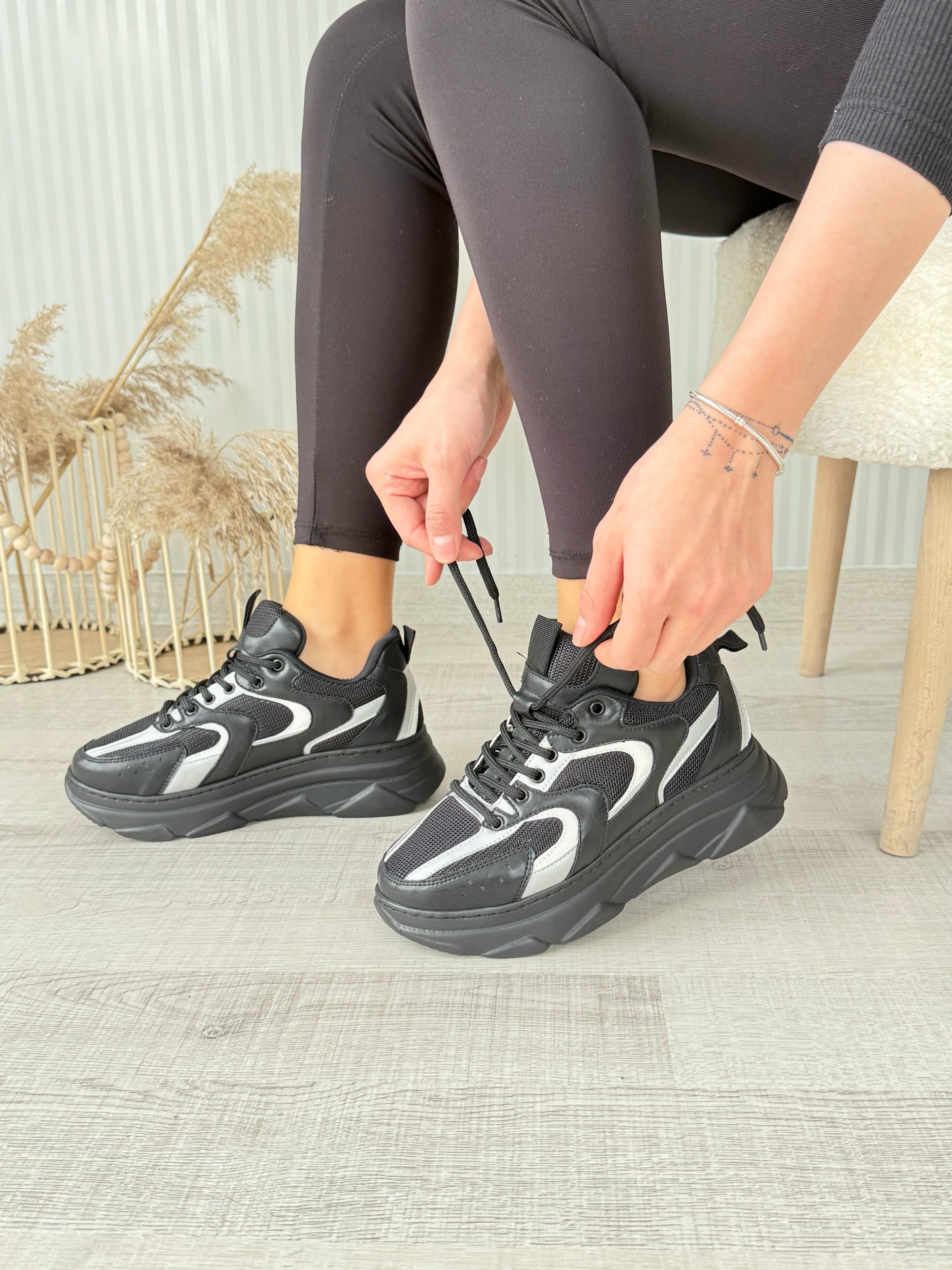 Cata Siyah Cilt Beyaz Detaylı Spor Ayakkabı - Lisinya Cata Siyah Cilt Beyaz Detaylı Spor Ayakkabı - Lisinya