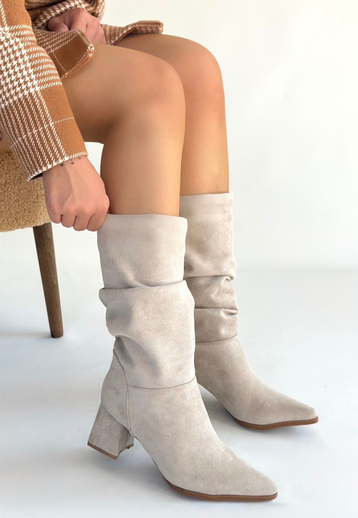 Titen Bej Süet Körüklü Topuklu Çizme - Lisinya