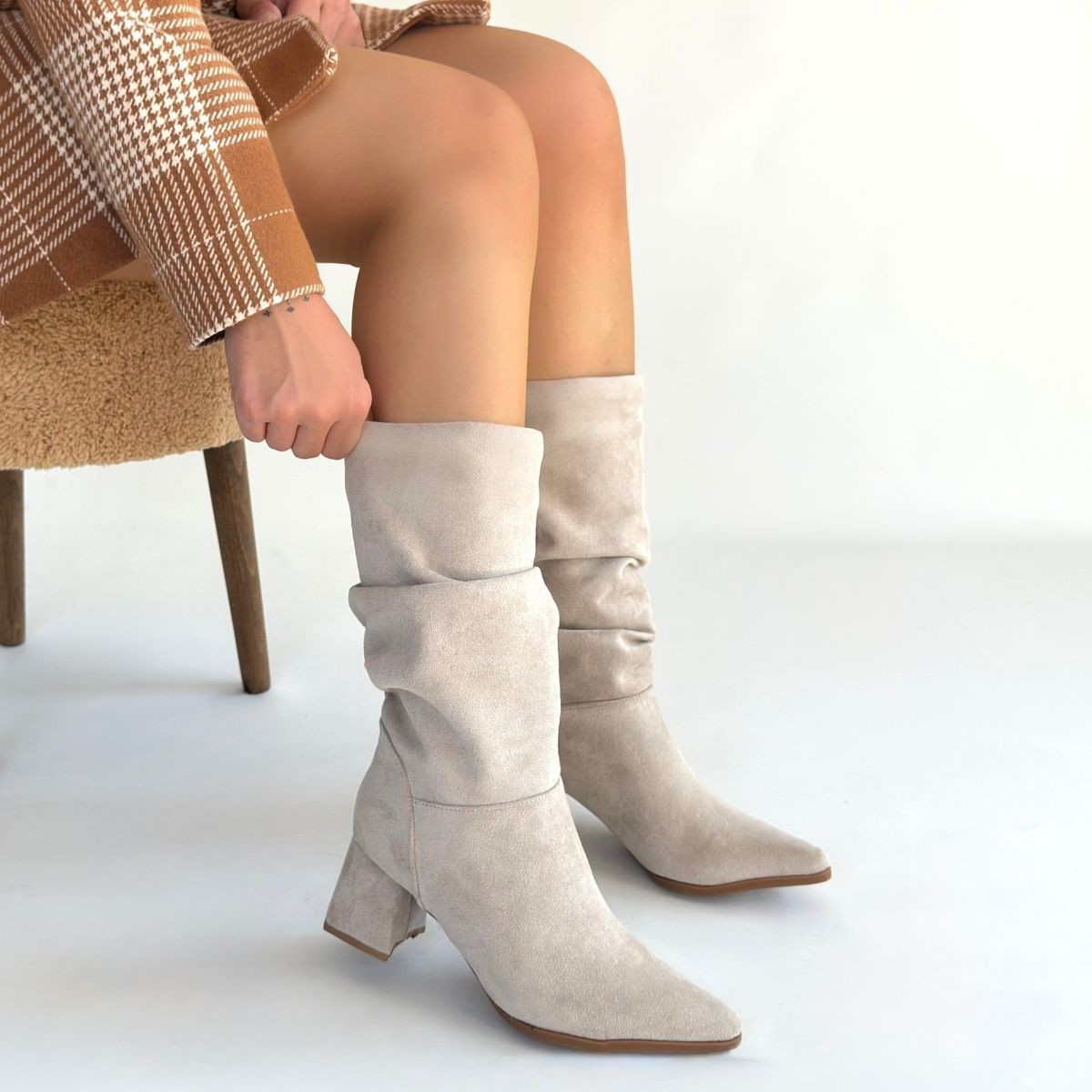 Titen Bej Süet Körüklü Topuklu Çizme - Lisinya