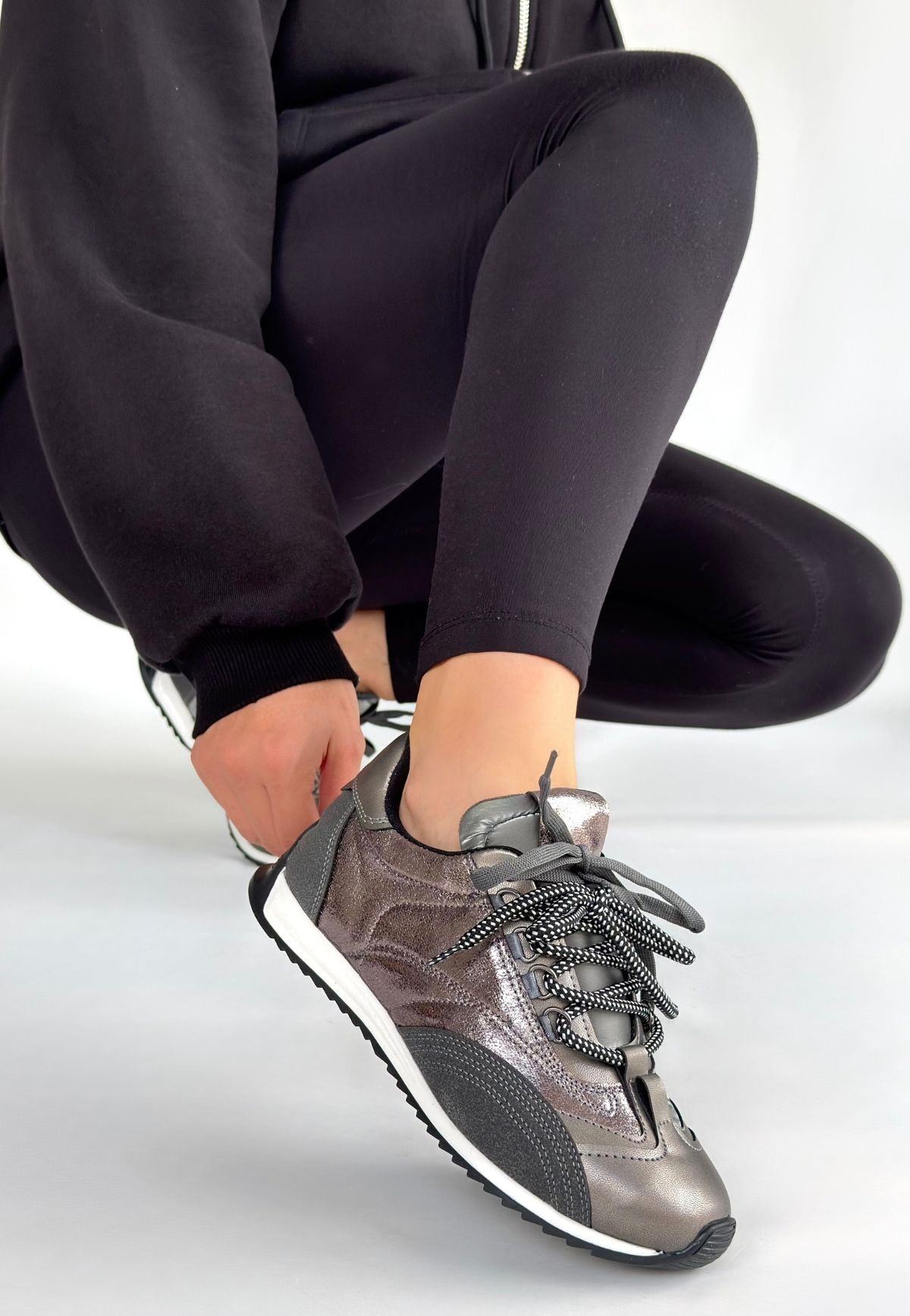 Ranu Platin Cilt Paraşüt Detaylı Bağcıklı Spor Ayakkabı - Lisinya Ranu Platin Cilt Paraşüt Detaylı Bağcıklı Spor Ayakkabı - Lisinya