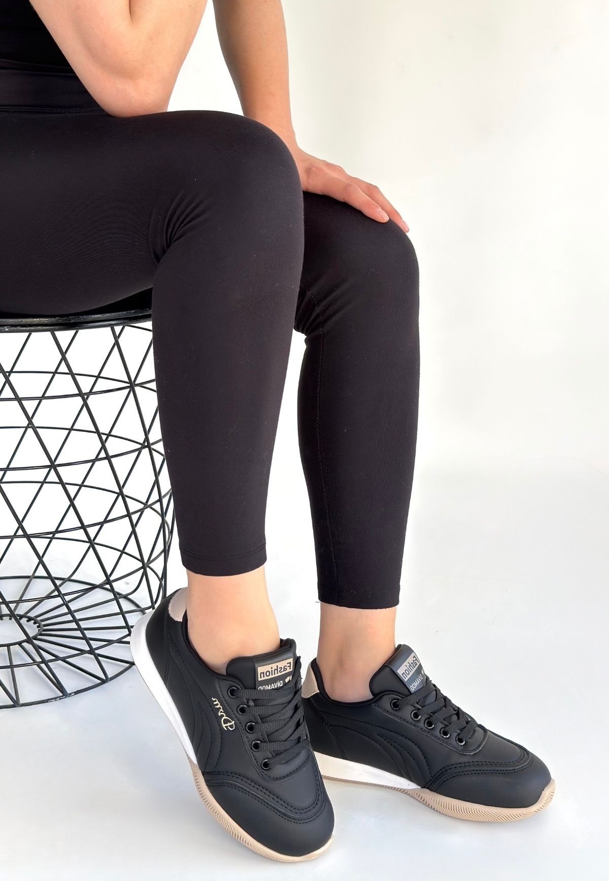 Tawen Siyah Cilt Bej Tabanlı Bağcıklı Spor Ayakkabı - Lisinya Tawen Siyah Cilt Bej Tabanlı Bağcıklı Spor Ayakkabı - Lisinya