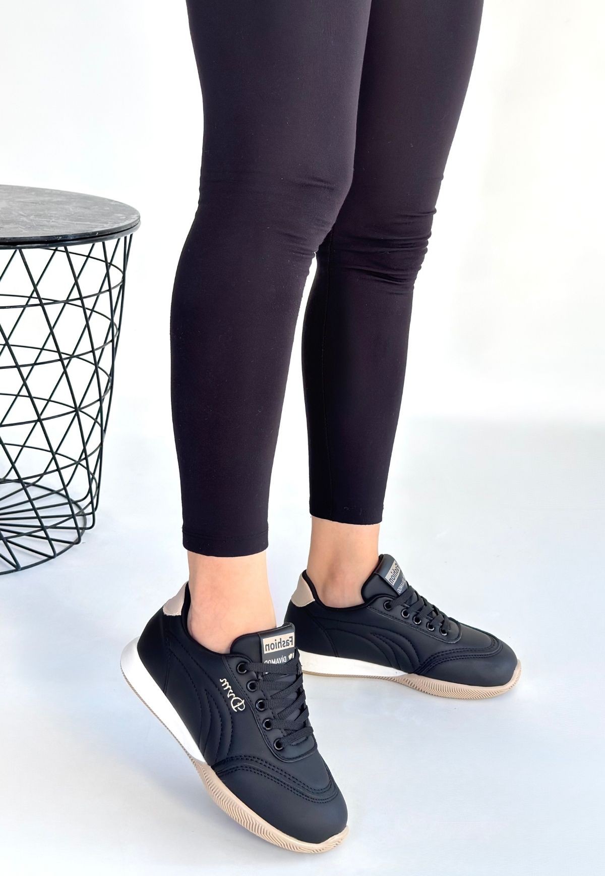 Tawen Siyah Cilt Bej Tabanlı Bağcıklı Spor Ayakkabı - Lisinya Tawen Siyah Cilt Bej Tabanlı Bağcıklı Spor Ayakkabı - Lisinya