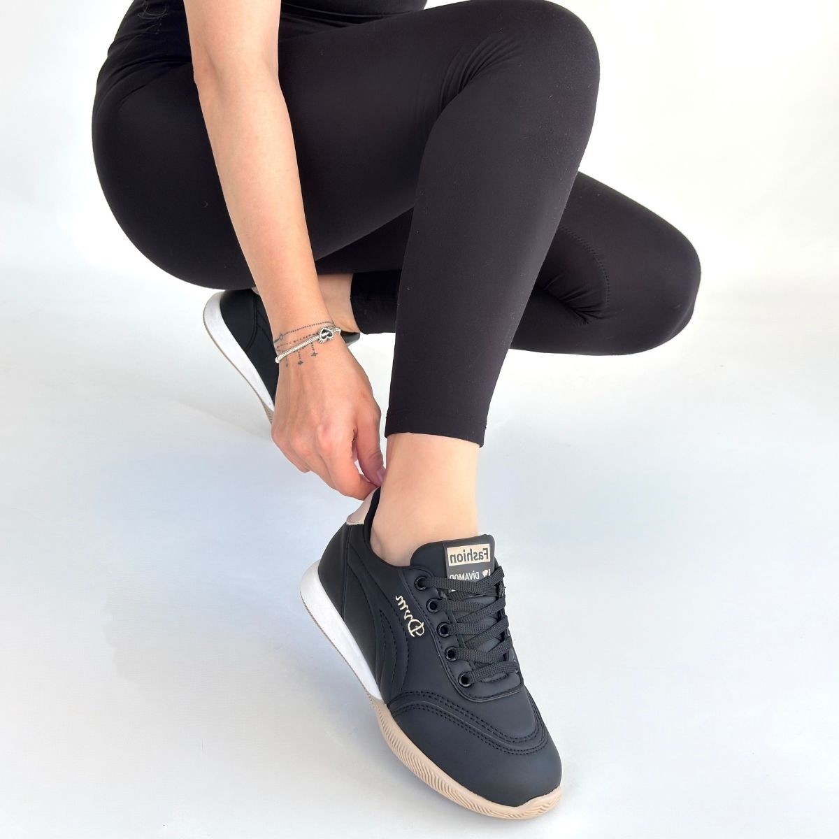 Tawen Siyah Cilt Bej Tabanlı Bağcıklı Spor Ayakkabı - Lisinya Tawen Siyah Cilt Bej Tabanlı Bağcıklı Spor Ayakkabı - Lisinya