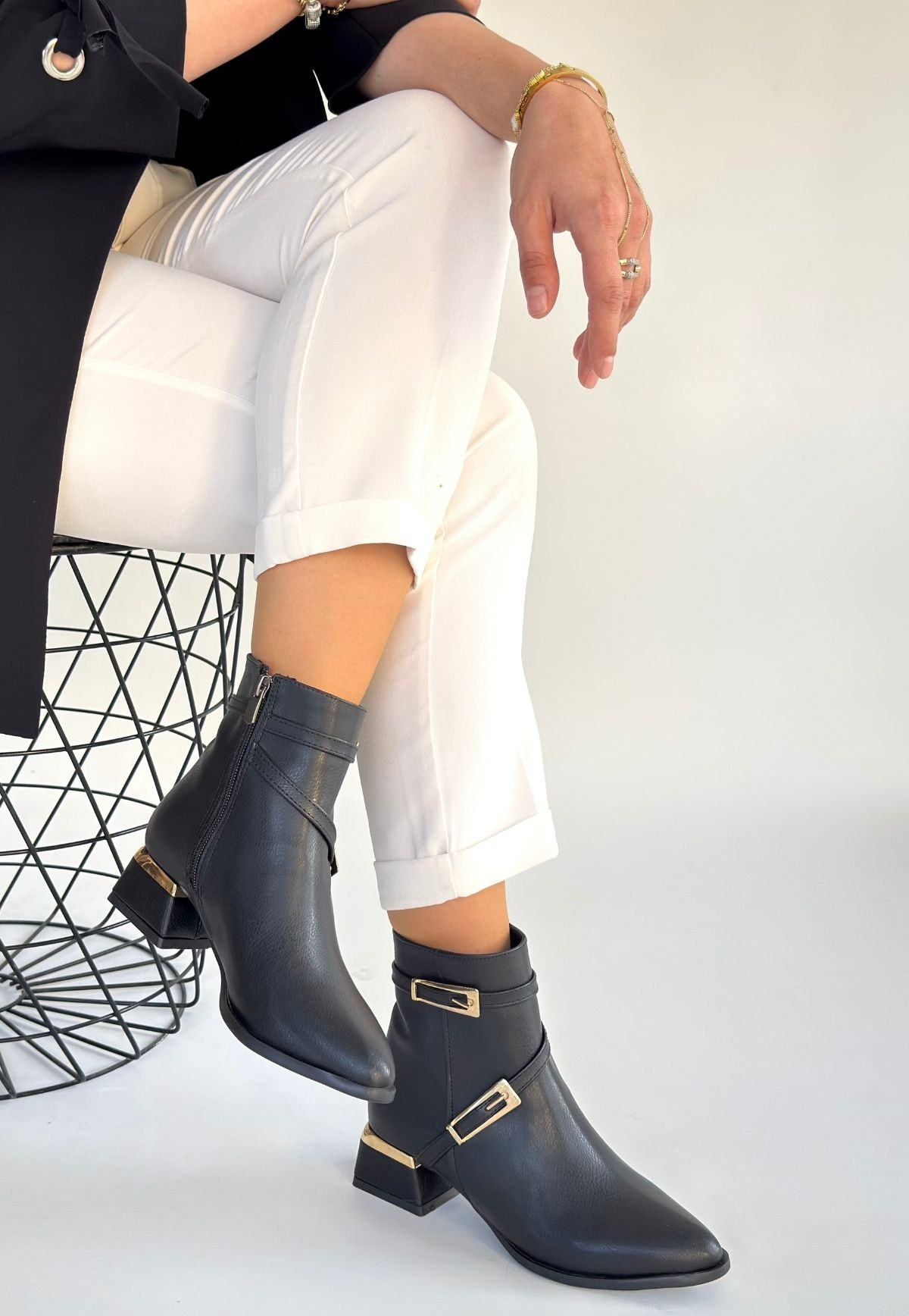 İnay Siyah Cilt Topuklu Bot - Lisinya İnay Siyah Cilt Topuklu Bot - Lisinya