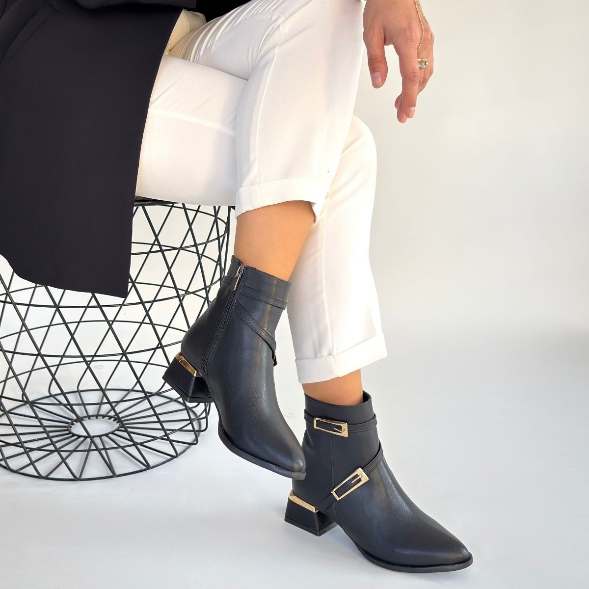 İnay Siyah Cilt Topuklu Bot - Lisinya