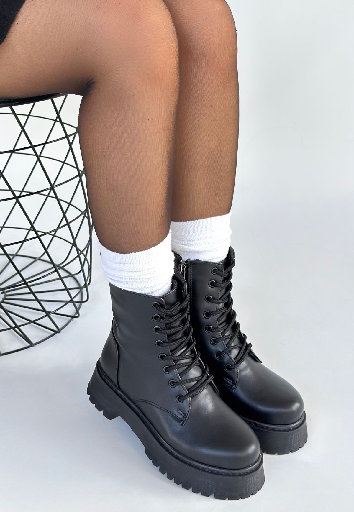 Jonni Siyah Cilt Bağcıklı Bot - Lisinya