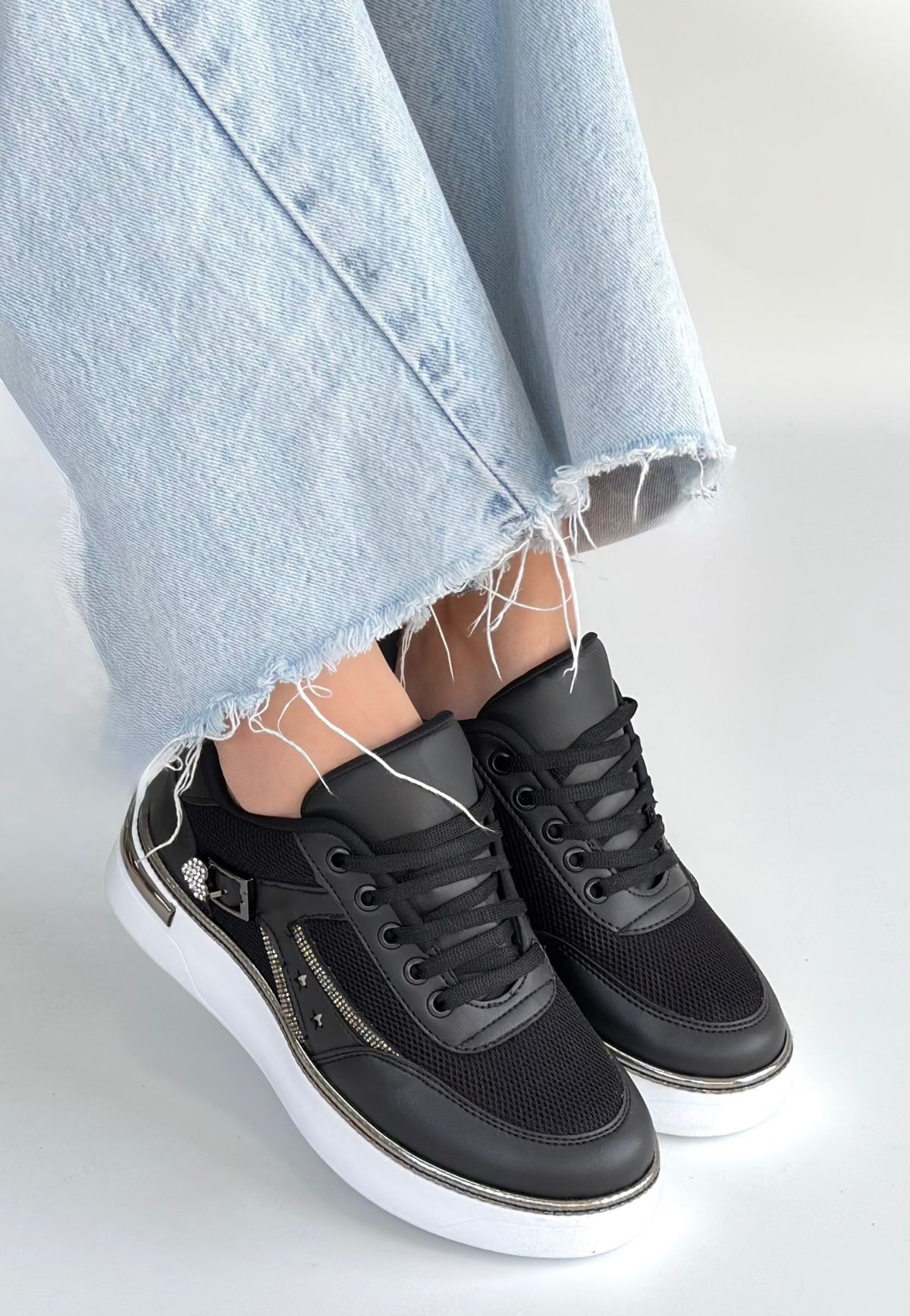 Junda Siyah Cilt Bağcıklı Spor Ayakkabı - Lisinya