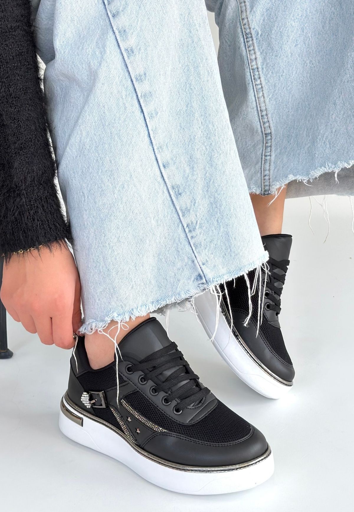 Junda Siyah Cilt Bağcıklı Spor Ayakkabı - Lisinya