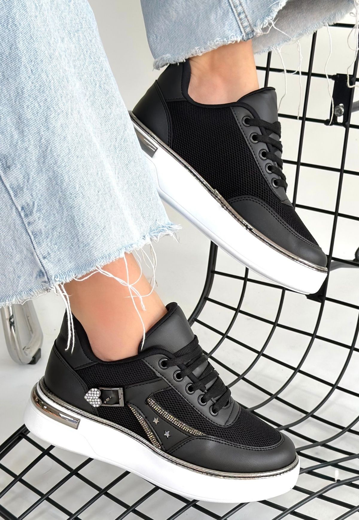 Junda Siyah Cilt Bağcıklı Spor Ayakkabı - Lisinya