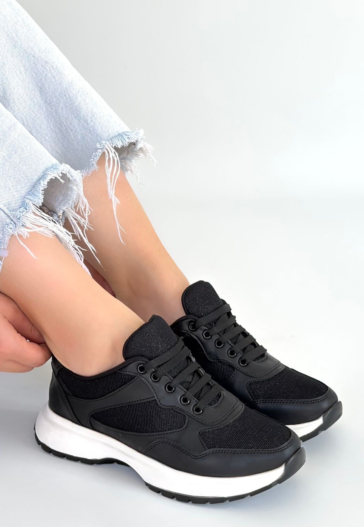 Slar Siyah Cilt Simli Bağcıklı Spor Ayakkabı - Lisinya Slar Siyah Cilt Simli Bağcıklı Spor Ayakkabı - Lisinya