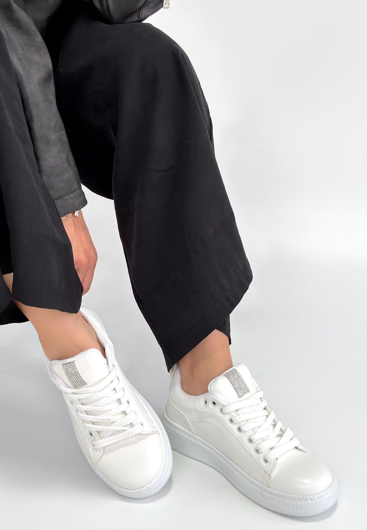 Yier Beyaz Cilt Bağcıklı Spor Ayakkabı - Lisinya