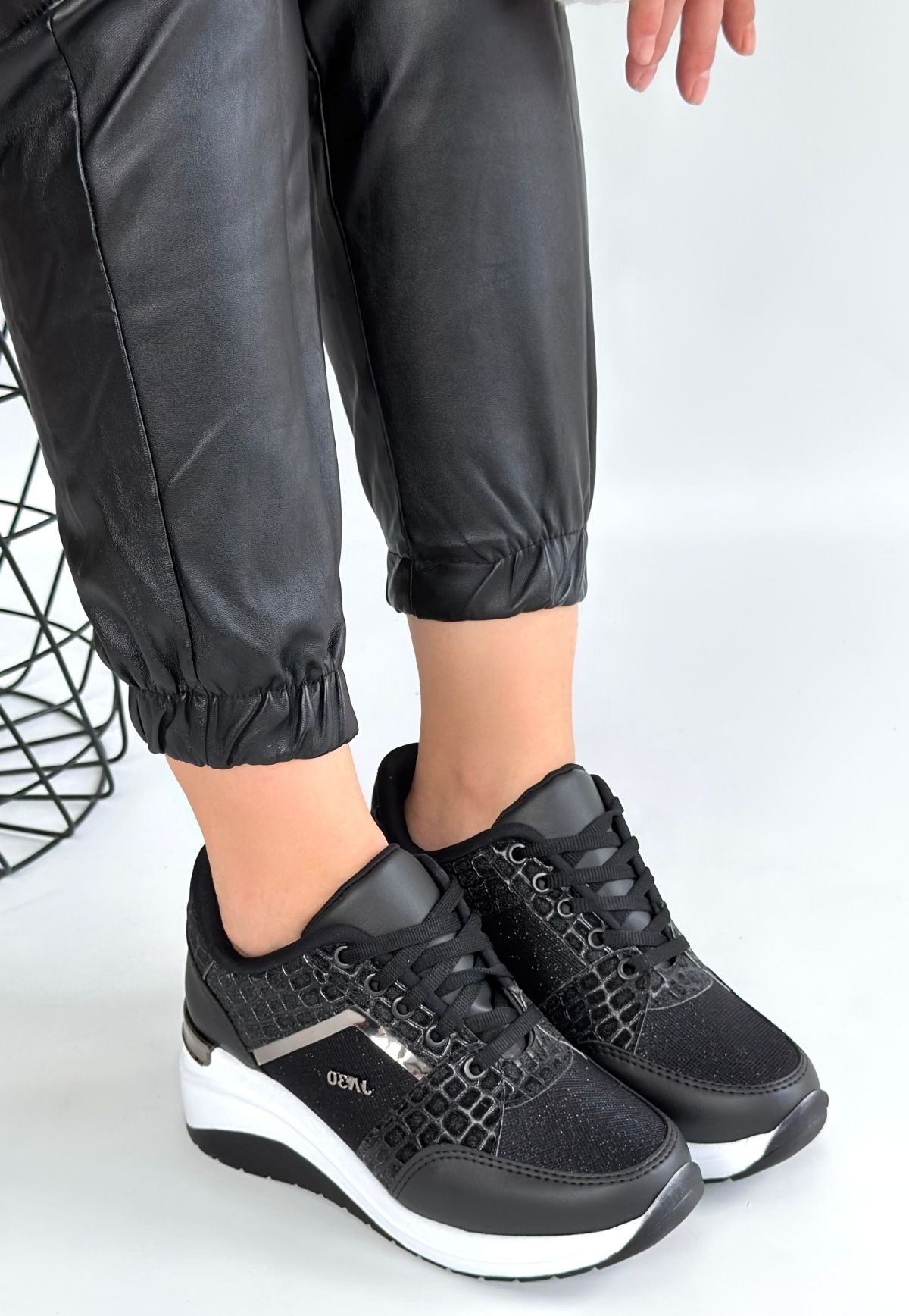 Geja Siyah Cilt Bağcıklı Beyaz Tabanlı Spor Ayakkabı - Lisinya