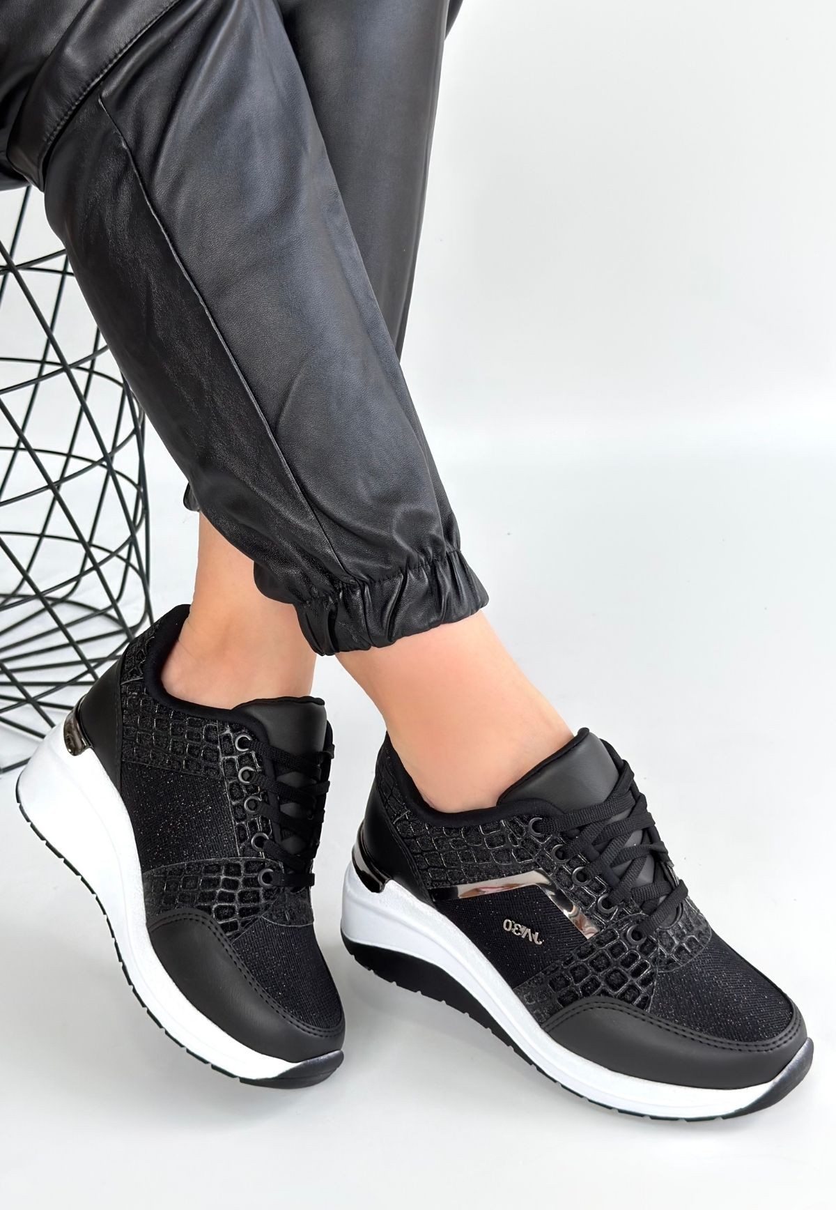 Geja Siyah Cilt Bağcıklı Beyaz Tabanlı Spor Ayakkabı - Lisinya