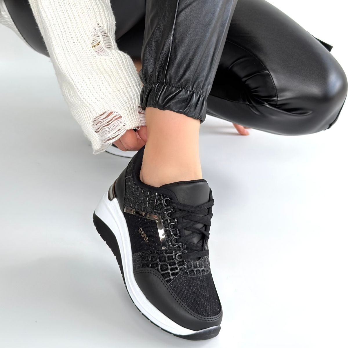 Geja Siyah Cilt Bağcıklı Beyaz Tabanlı Spor Ayakkabı - Lisinya