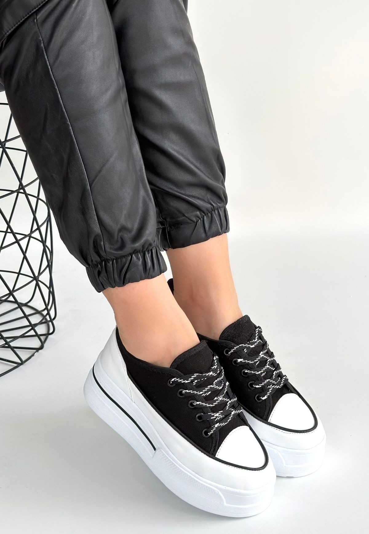 Dalen Siyah Keten Bağcıklı Spor Ayakkabı - Lisinya